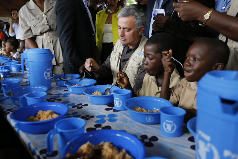 Jose Mourinho, ambassadeur du Pam contre la faim, rencontre les enfants victimes de la crise en Côte d'ivoire Jose Mourinho, ambassadeur du Pam contre la faim, rencontre les enfants victimes de la crise en Côte d'ivoire