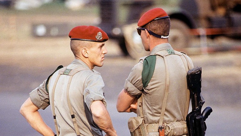 Des soldats parachutistes français à l'aéroport de Kigali, le 14 août 1994. wikipedia Des soldats parachutistes français à l'aéroport de Kigali, le 14 août 1994. wikipedia