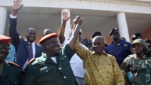 Le président élu José Mario Vaz (D) après l'annonce de sa victoire, aux côtés du chef d'état-major des armées de Guinée-Bissau, le 20 mai 2014.