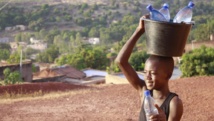 Enfant vendeur d’eau à Bamako, Mali. Getty Images/Moment
