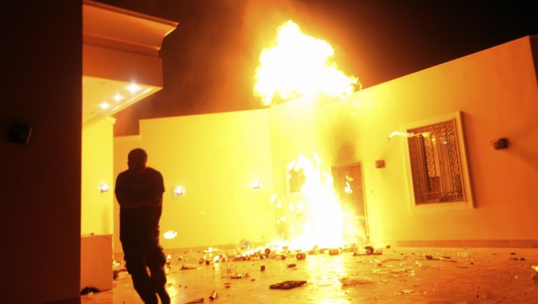 Les manifestants ont attaqué le consulat américain à Benghazi, avant d'y mettre le feu, le 11 septembre 2012.