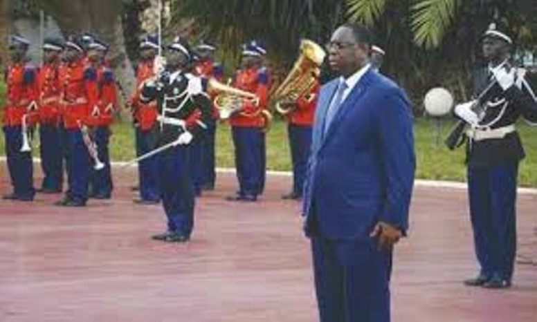 Levée des couleurs de ce Lundi: En l’absence de gouvernement, Macky s’entoure de son cabinet et des enfants de troupe Levée des couleurs de ce Lundi: En l’absence de gouvernement, Macky s’entoure de son cabinet et des enfants de troupe