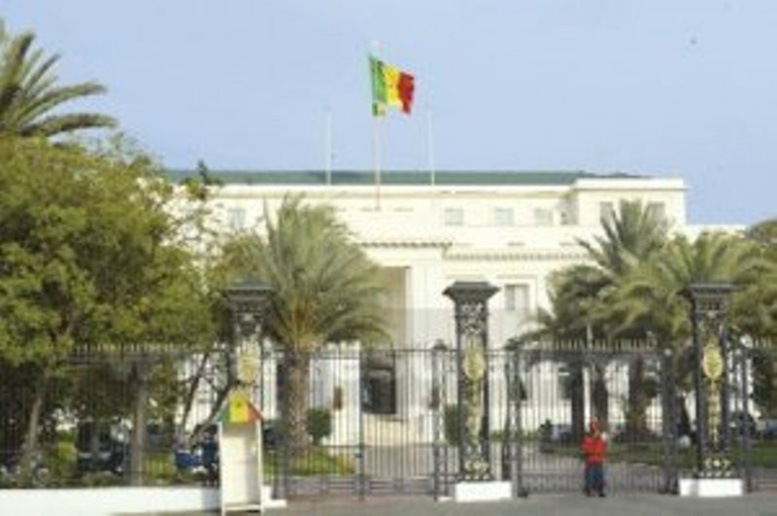 Tout nouveau Premier Ministre, Mohammed Dione au Palais avec son classeur Tout nouveau Premier Ministre, Mohammed Dione au Palais avec son classeur