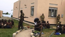 Des soldats ougandais détiennent des hommes suspectés d'avoir participé à l'attaque armée de ce 5 juillet près de la frontière avec la RDC.