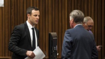 Le champion paralympique sud-africain, Oscar Pistorius (G), lundi 7 juillet, au 38e jour de son procès à Pretoria.