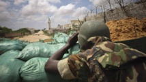 Un soldat de l'Amison installé dans un poste de surveillance au nord de Mogadiscio. Reuters/Stuart Price