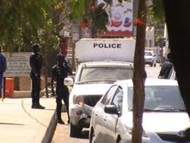 Dernière minute: Abdoulaye Baldé face aux juges de la CREI, tirs de grenades lacrymogènes sur la foule Dernière minute: Abdoulaye Baldé face aux juges de la CREI, tirs de grenades lacrymogènes sur la foule