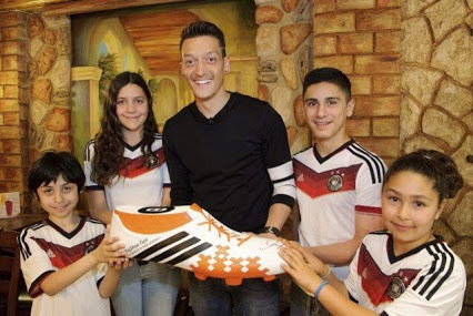 Le geste généreux d'Özil