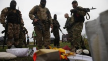 Des miliciens séparatistes à proximité de débris de l'avion abattu au-dessus de l'est de l'Ukraine, jeudi 17 juillet. REUTERS/Maxim Zmeyev