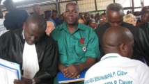 Pierre-Claver Mbonimpa, dans la salle d'audience ce vendredi 4 juillet 2014, en attendant le début de son procès. Il arbore fièrement une décoration reçue des mains du roi des Belges. RFI/Esdras Ndikumana