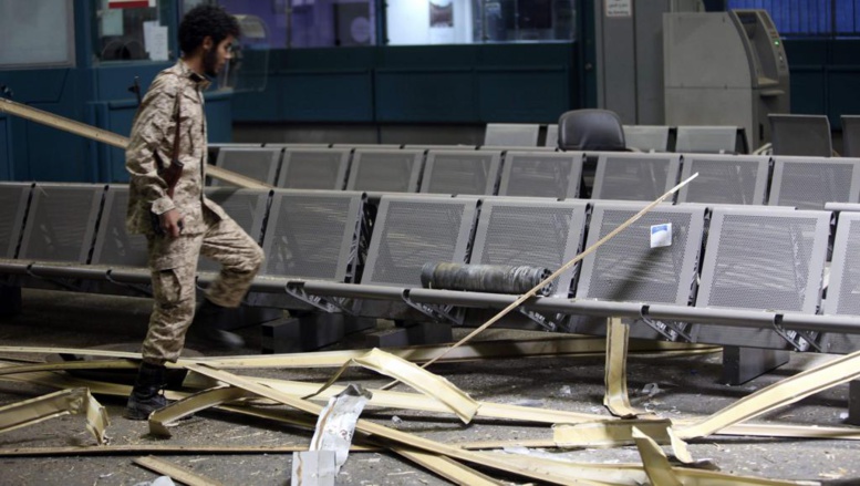L'intérieur d'un terminal endommagé de l'aéroport de Tripoli après un bombardement, le 17 juillet 2014. REUTERS/Hani Amara