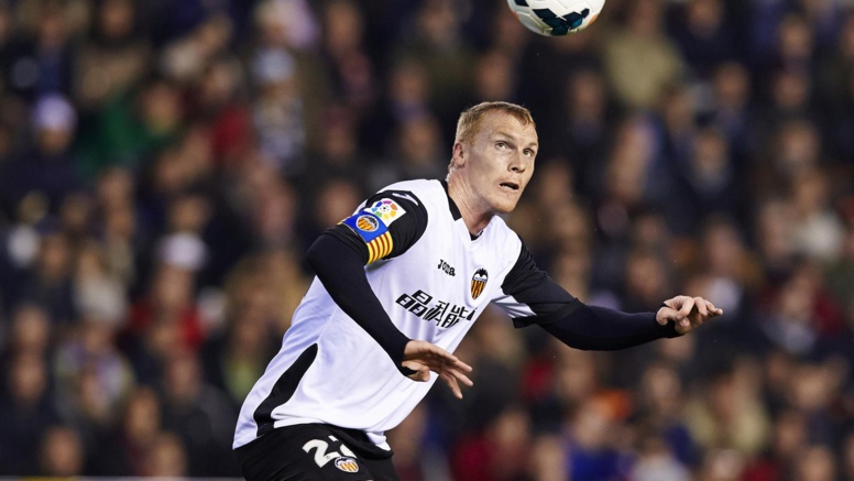 Limités financièrement, les Colchoneros perdent des forces vives, tout en observant les lourds investissements de ses deux principaux concurrents de la prochaine saison : le Real Madrid et le FC Barcelone. Limités financièrement, les Colchoneros perdent des forces vives, tout en observant les lourds investissements de ses deux principaux concurrents de la prochaine saison : le Real Madrid et le FC Barcelone.