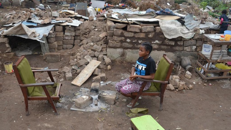Certains ont quitté le cimetière de Kinsuka après la destruction de leur maison. D'autres restent, disant qu'ils n'ont nulle part où aller... RFI/Habibou Bangré