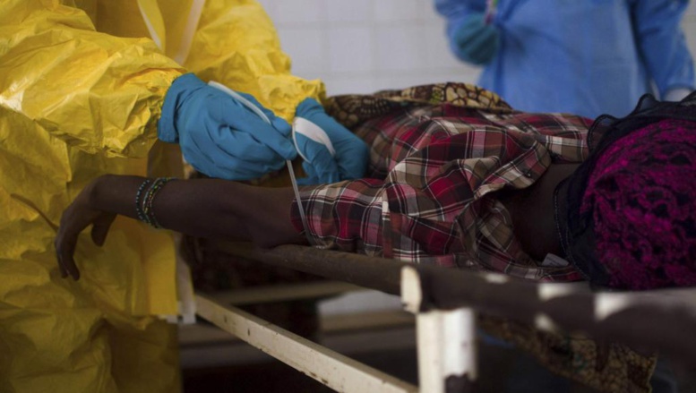 Le personnel médical fait un prélêvement sanguin sur le corps du patient décédé d'Ebola, en Sierra Leone, le 10 juillet dernier. REUTERS/Tommy Trenchard