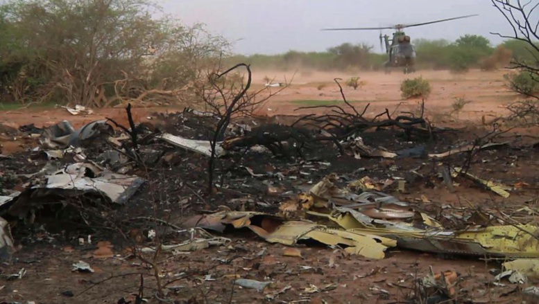 Un hélicoptère de l'armée française se pose à proximité du site du crash du vol Air Algérie, ce vendredi 25 juillet dans le nord du Mali. REUTERS/ECPAD