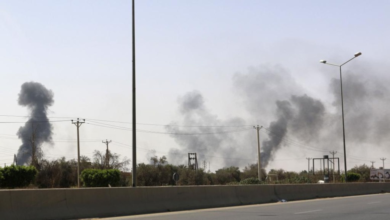Les fumées des tirs entre milices rivales rivales s'élèvent le long de la route de l'aéroport de Tripoli, en Libye, ce vendredi 25 juillet 2014, la veille de l'évacuation de l'ambassade des Etats-Unis, située non loin de là. REUTERS/Hani Amara