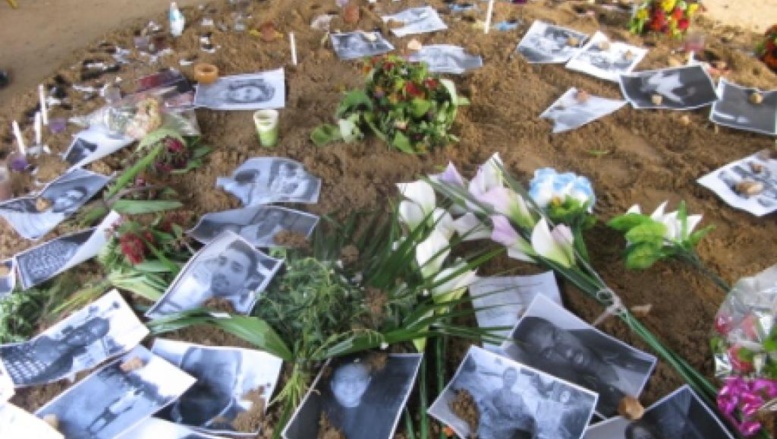 A côté de la liste des passagers du vol AH 5017 d’Air Algérie, des proches et anonymes ont déposé des fleurs, bougies et des photos de certaines victimes de la catastrophe. RFI/Yaya Boudani