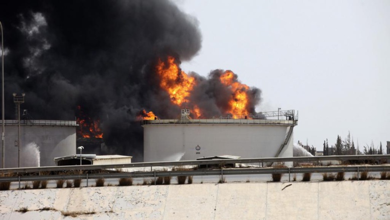Dépôt de carburant brûlant près de la route de l'aéroport de Tripoli, en Libye, le 29 juillet 2014. REUTERS/Hani Amara