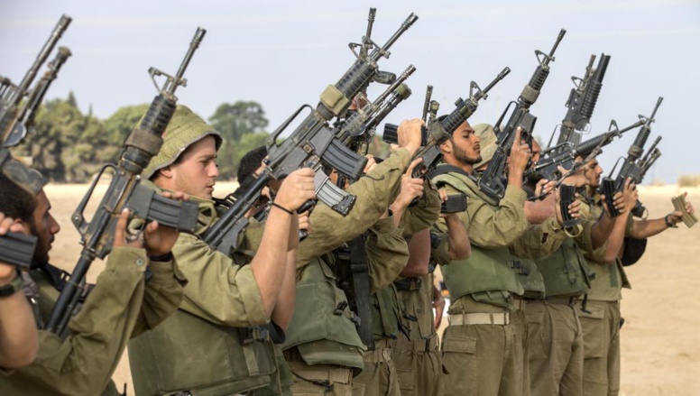 Des soldats israéliens vérifient leurs armes à la frontière sud entre Israël et la bande de Gaza, vendredi 1er août, après l'échec du cessez-le-feu
