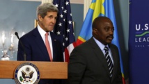 Le secrétaire d'Etat américain John Kerry et Joseph Kabila, lors du sommet Etats-Unis/Afrique, le 4 août 2014. Le même jour, à Kinshasa, l'opposition a demandé le départ du pouvoir de M. Kabila après son retour de Washington. REUTERS/Yuri Gripas