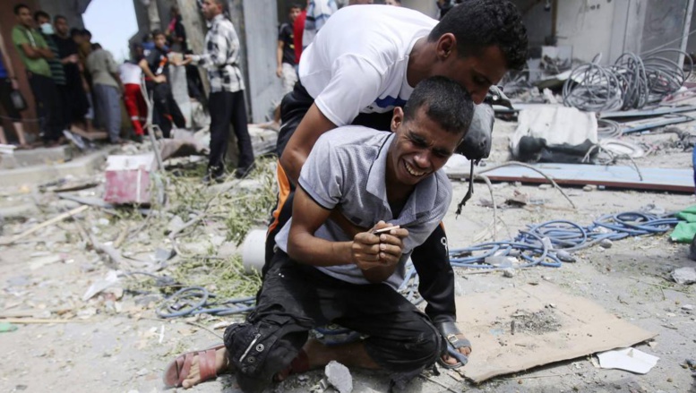 Un Palestinien, à Rafah, après la découverte du corps de sa mère dans les décombres d'une maison détruite par un bombardement israélien, le lundi 4 août. REUTERS/Ibraheem Abu Mustafa