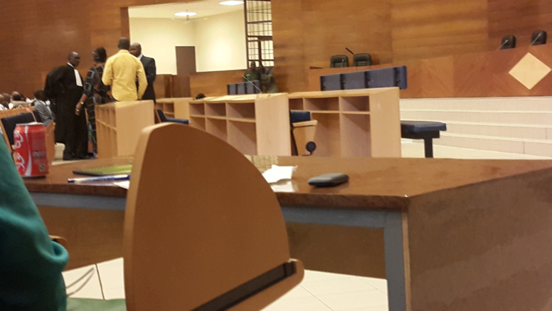 Direct procès Karim : Les avocats s’opposent à une évacuation de Bibo proposée par le Juge Direct procès Karim : Les avocats s’opposent à une évacuation de Bibo proposée par le Juge