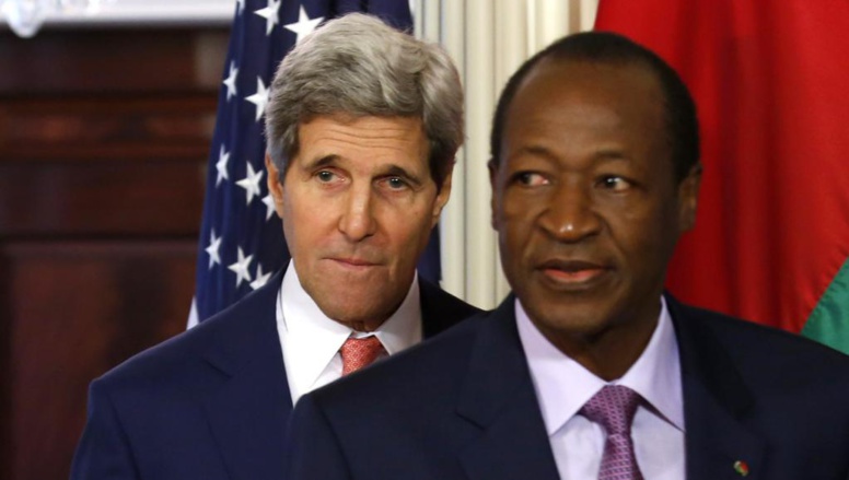 Blaise Compaoré, président du Burkinba Faso, aux côtés de John Kerry, secrétaire d'Etat américain, le 4 août à Washington. REUTERS/Yuri Gripas