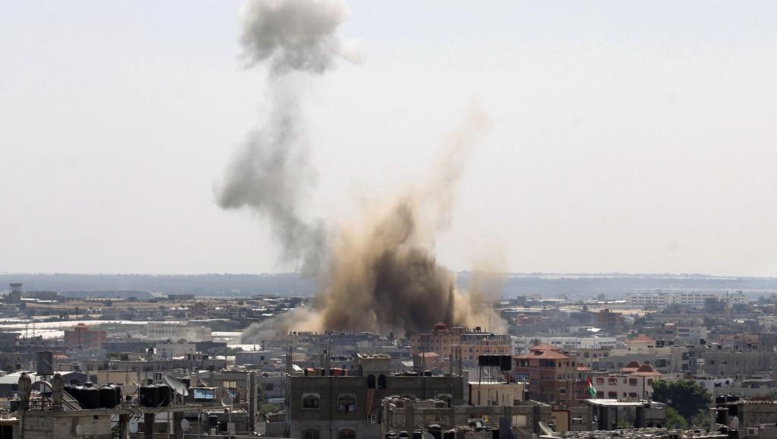 Un énorme nuage de fumée se dégage au dessus de Rafah après le passage d'un avion de l'armée israélienne, le 8 août 2014. AFP PHOTO / SAID KHATIB