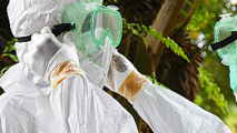 Des médecins se préparaient, le 8 août 2014 à Monrovia, à transporter le corps d'une personne ayant succombé à la fièvre Ebola