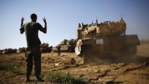 Un tank israélien manoeuvre près de la frontière avec la bande de Gaza. REUTERS/Amir Cohen
