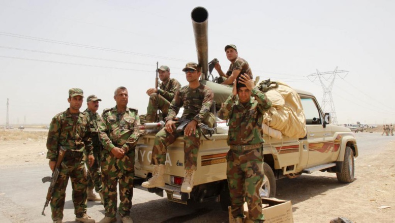 Des membres des forces de sécurité kurdes à la sortie de Kirkouk, mercredi 11 juin 2014. Les peshmergas ont pris le contrôle total de la ville le jeudi 12 juin. Ils devraient recevoir des armes des Etats-Unis dans leurs combats contre l'Etat islamique. REUTERS/Ako Rasheed