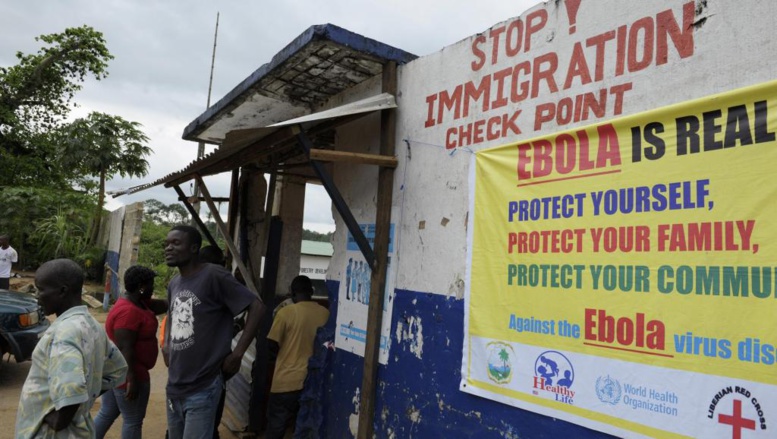 Au Liberia, des soldats surveillent la frontière, le 11 août 2014. REUTERS/Stringer Au Liberia, des soldats surveillent la frontière, le 11 août 2014. REUTERS/Stringer