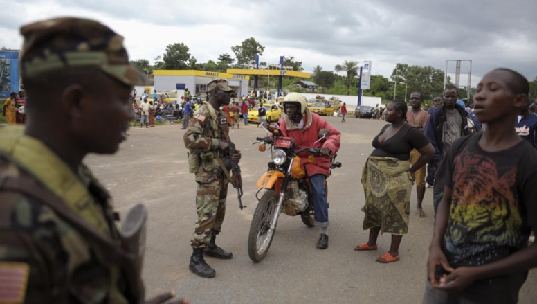 Des soldats libériens, dans le comté de Bomi, le 11 août dernier, isolent les zones les plus touchées par Ebola.
