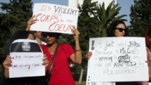 Des femmes tunisiennes manifestent à Tunis pour dénoncer le viol, en 2012, d’une jeune fille par des policiers.
