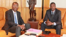 Le nouveau Premier ministre centrafricain Mahamat Kamoun (à droite) doit parfaire le fragile accord de cessez-le-feu entre les protagonistes de la crise dans son pays