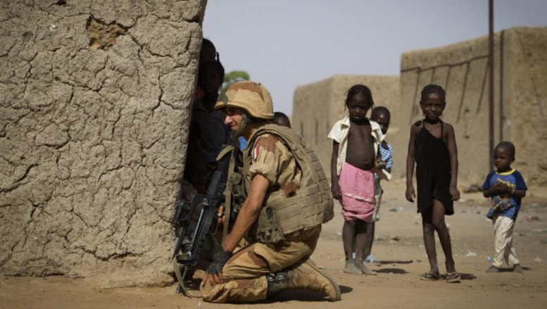 Qu'ils soient civils ou non, les enfants du Mali se retrouvent malgré eux au cœur du conflit armé. Photo: un soldat français à Gao, le 5 avril 2013. AFP PHOTO / JOEL SAGET