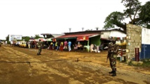 Des soldats libériens à la frontière de leur pays. HEALTH-EBOLA/LIBERIA/ REUTERS/Sabrina Karim/Files