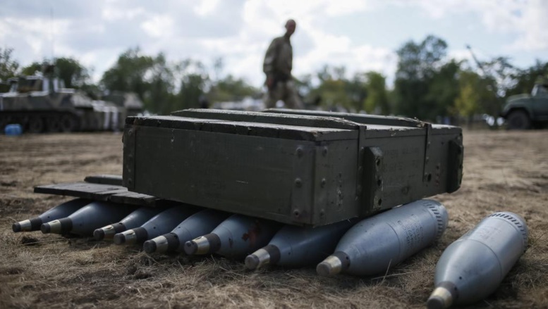 Obus disposés dans un camp militaire ukrainien non loin de Debaltseve, le 29 août. REUTERS/Gleb Garanich