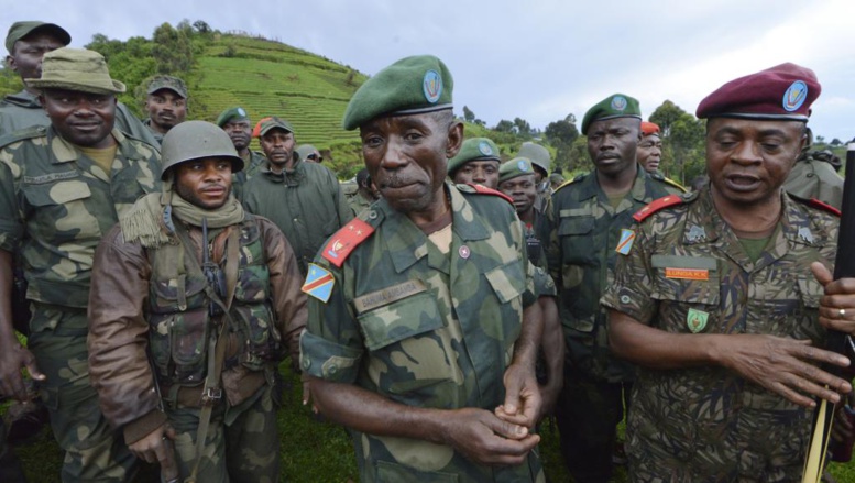 Le général Lucien Bahuma avec ses hommes, près de Chanzu (au Nord-Kivu), en République démocratique du Congo, le 5 novembre 2013. AFP PHOTO / Junior D. Kannah