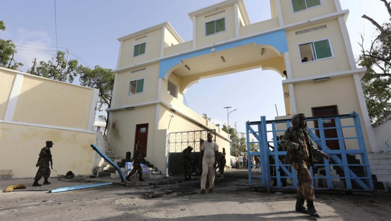 Des soldats somaliens patrouillent devant le palais présidentiel (villa Somalia) au lendemain d’une nouvelle attaque des shebabs. Mogadiscio, Somalie, le 9 juillet 2014. REUTERS/Feisal Omar