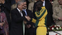Le joueur Albert Ebossé avec le Premier ministre algérien à la fin d'un match en mai 2014. REUTERS/LOUAFI LARBI