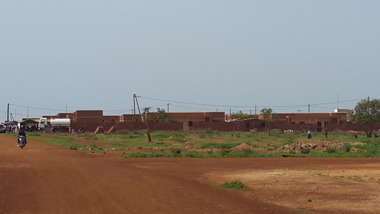vue de loin d'un village de relogement