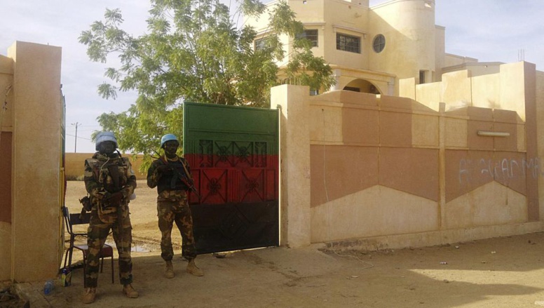 Des soldats de la Minusma montent la garde devant le siège du gouverneur de Kidal, le 15 novembre 2013. REUTERS/Stringer