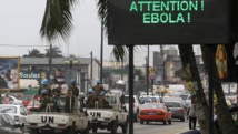 Un panneau de prévention du virus Ebola dans les rues d'Abidjan, en Côte d'Ivoire. REUTERS/Luc Gnago