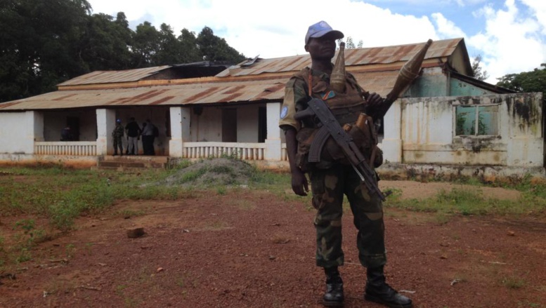 Un soldat congolais de la Minusca monte la garde pendant la rencontre entre l'équipe dirigeante de la mission onusienne et les autorités locales. RFI / Laurent Correau