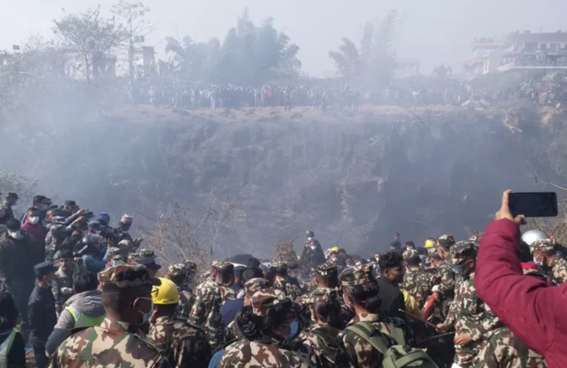 Un avion s’écrase au Népal avec 72 personnes à bord: au moins 44 morts, les terribles images du crash