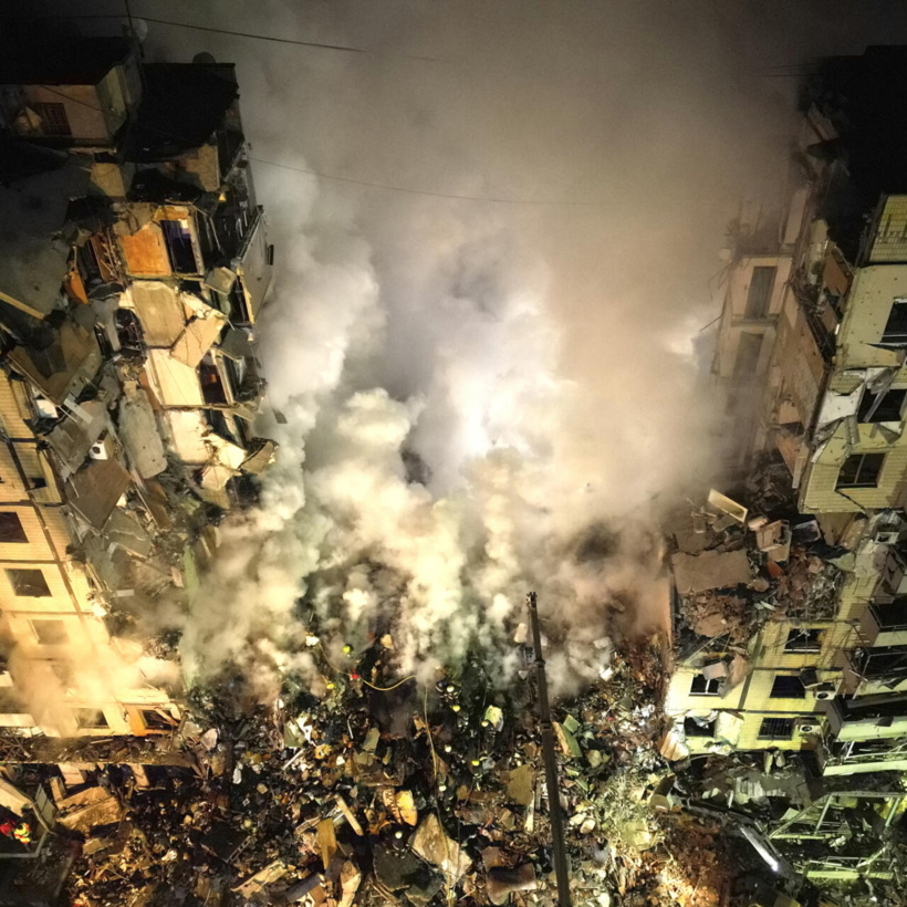 Guerre en Ukraine : l'UE qualifie la frappe russe contre un immeuble de Dnipro de "crime de guerre" Guerre en Ukraine : l'UE qualifie la frappe russe contre un immeuble de Dnipro de "crime de guerre"