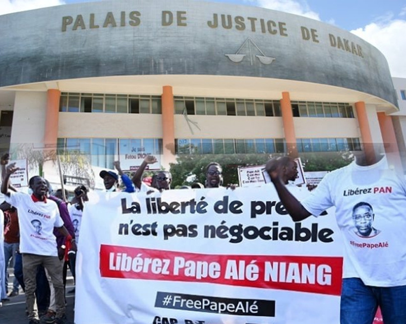 Tribunal : les 3 activistes qui scandaient "Libérez Pape Alé" devant la Primature condamnés à 2 mois de prison ferme Tribunal : les 3 activistes qui scandaient "Libérez Pape Alé" devant la Primature condamnés à 2 mois de prison ferme