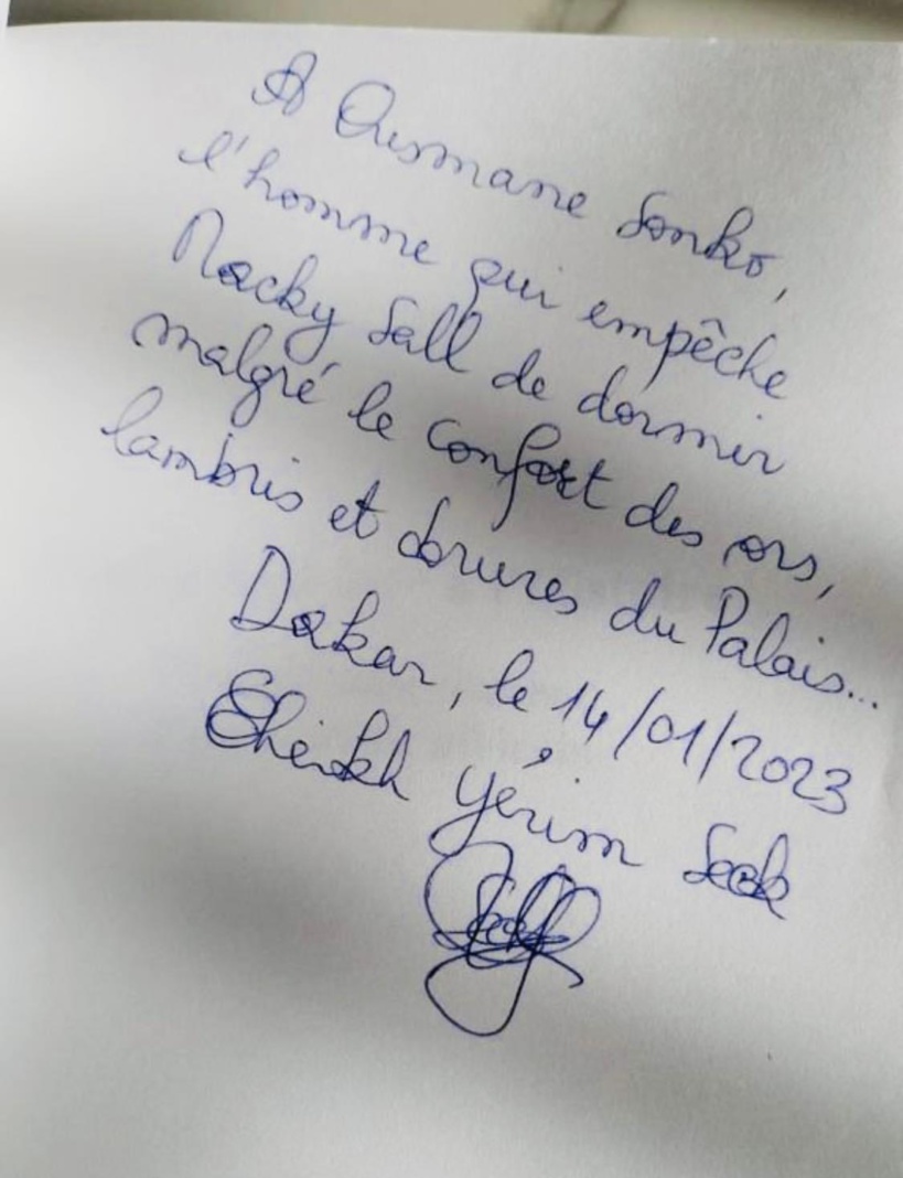 Capture de la dédicace de Cheikh Yérim Seck à Ousmane Sonko partagée par ce dernier sur Facebook Capture de la dédicace de Cheikh Yérim Seck à Ousmane Sonko partagée par ce dernier sur Facebook