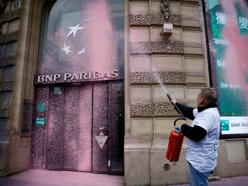 France: des militants d’Extinction Rébellion s’en prennent à BNP Paribas, financeur de Total